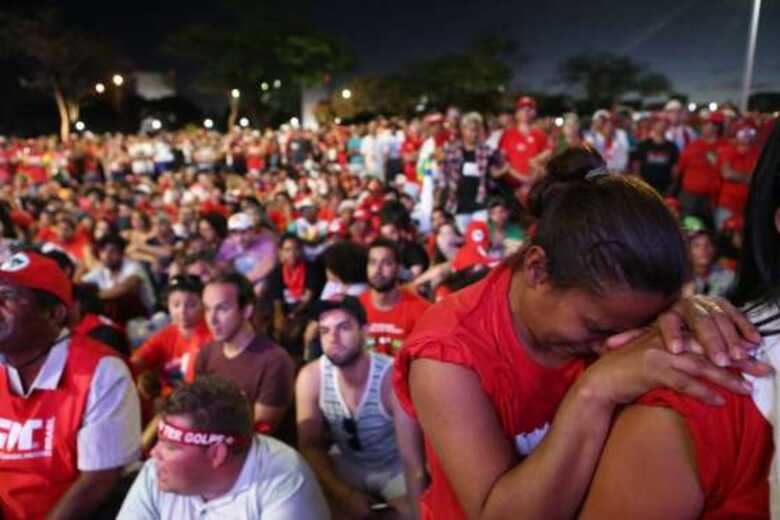 Manifestantes contra o impeachment assistem a votação e alguns choram