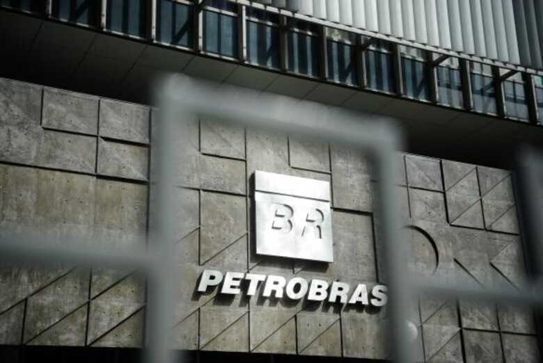 Plano aprovado para a Petrobras corta custos e cargos gerenciais