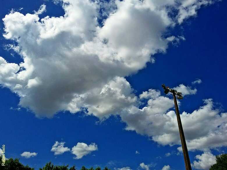 per&iacute;odos de nublado e chuvas leves em pontos isolados