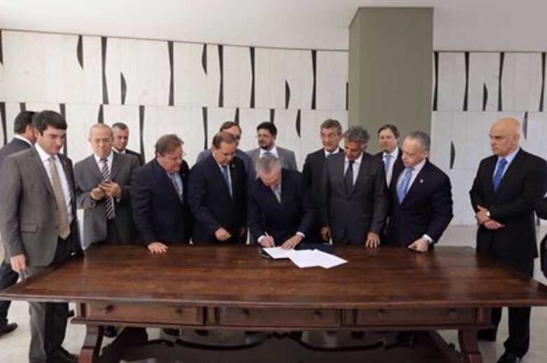 Michel Temer assina notificação como presidente interino