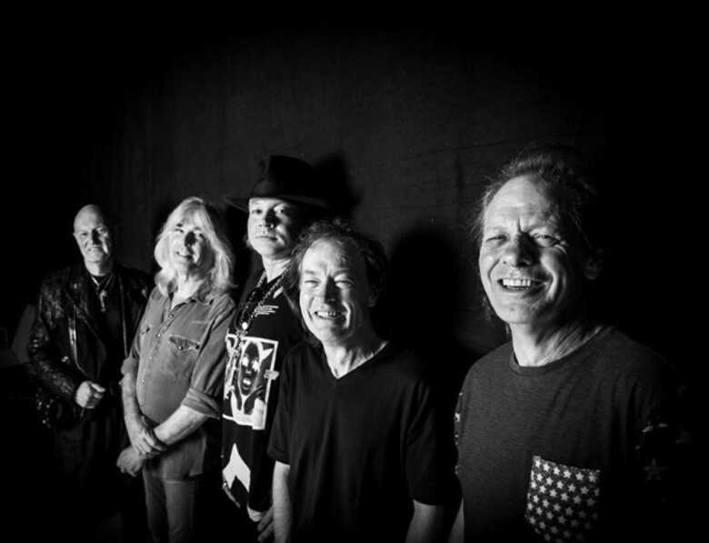 Primeira foto oficial do AC/DC com Axl Rose