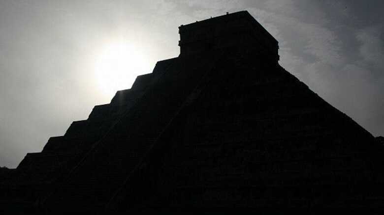 A pirâmide de Chichén Itzá foi construída pelos maias com base em cálculos astronômicos para que durante um dia no ano a luz do sol desenhasse a figura de uma serpente