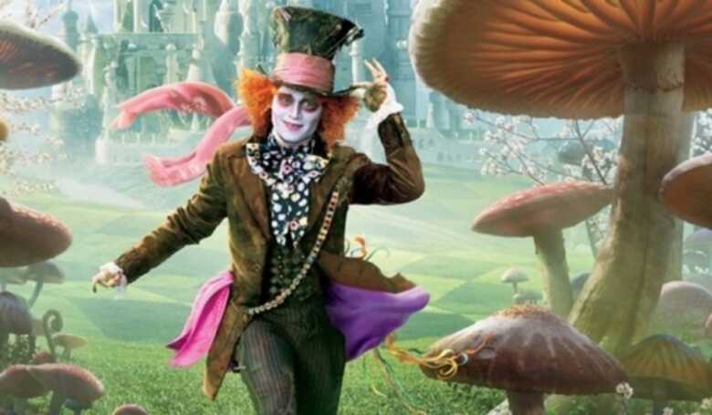 Johnny Depp interpreta mais uma vez o personagem "Chapeleiro Maluco"