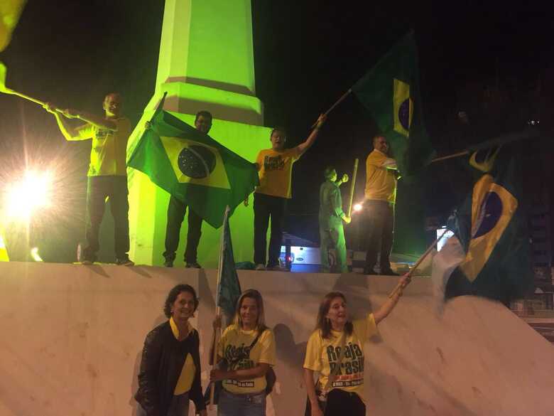 Integrantes do Reaja Brasil pouco antes da carreata do grupo, ontem à noite