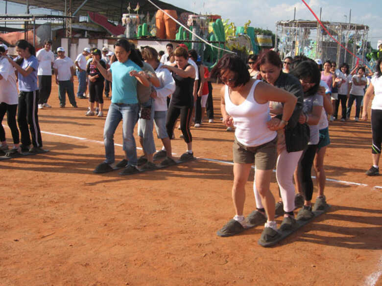 Uma das gincanas é a corrida da centopéia.
