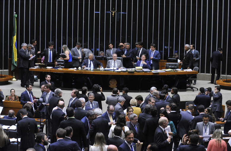 Nova meta dá folga para o governo executar o orçamento deste ano, absorvendo a queda da receita e o aumento das despesas públicas