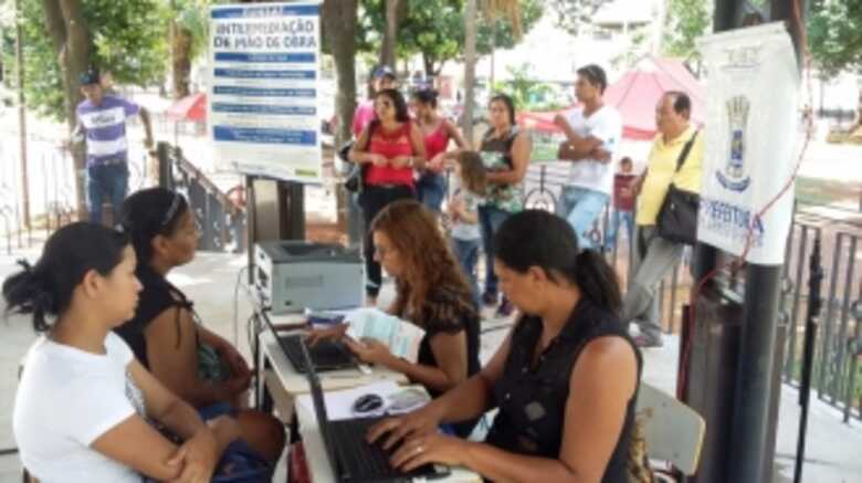 O interessado deve apresentar a Carteira de Trabalho, RG, CPF e Comprovante de Residência