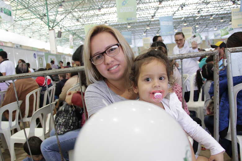 uma das gêmeas alegrada pela trupe