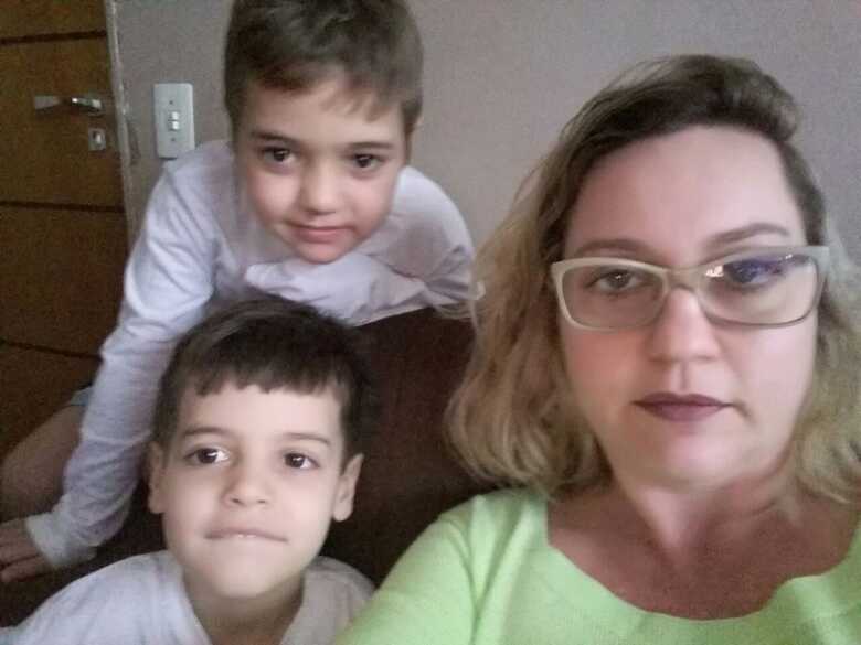 A dona de casa Juliana Pontes e os filhos Heitor e Artur