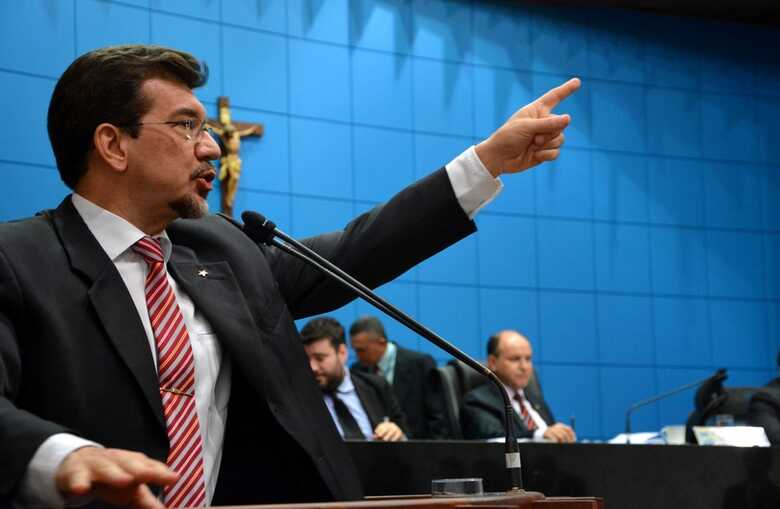 Kemp afirmou ter sido desrespeitado com "apressada" vota&ccedil;&atilde;o