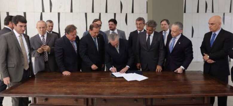 O presidente interino Michel Temer empossa ministros