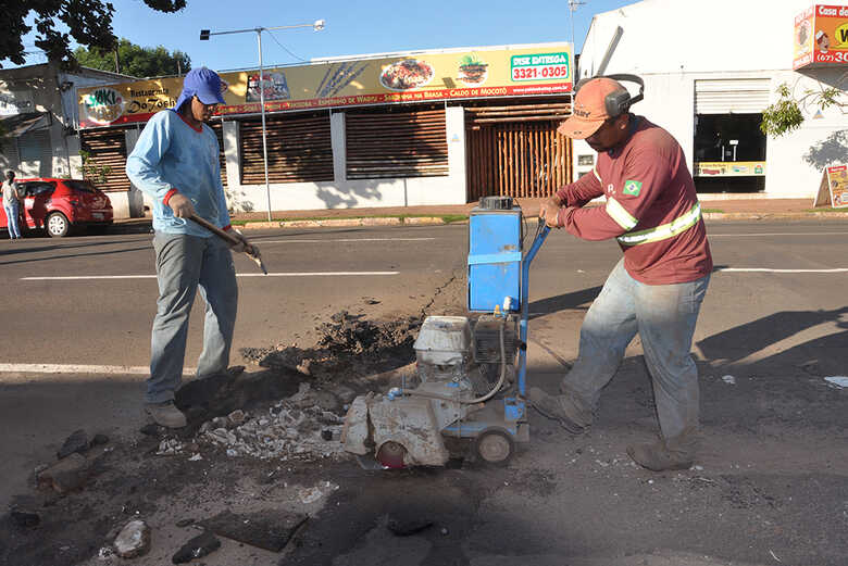 As equipes de recuperação asfáltica continuam os trabalhos de requalificação das vias públicas nesta quinta-feira