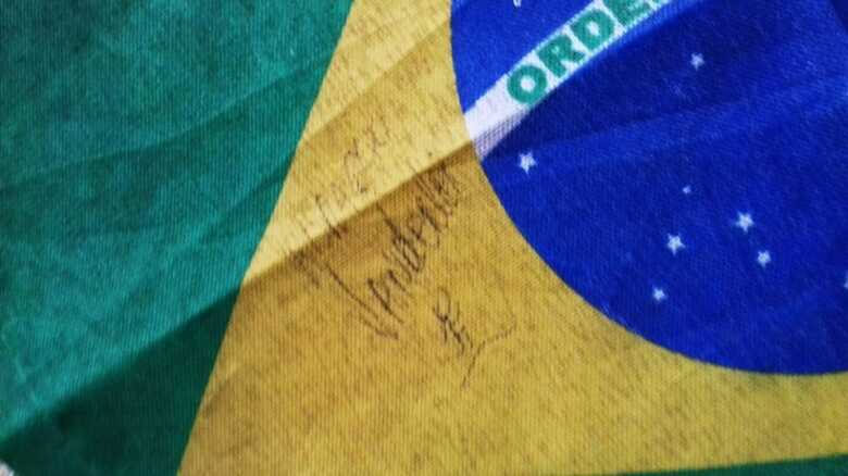 Bandeira brasileira autografada pelo ex-maratonista Vanderlei Cordeiro de Lima