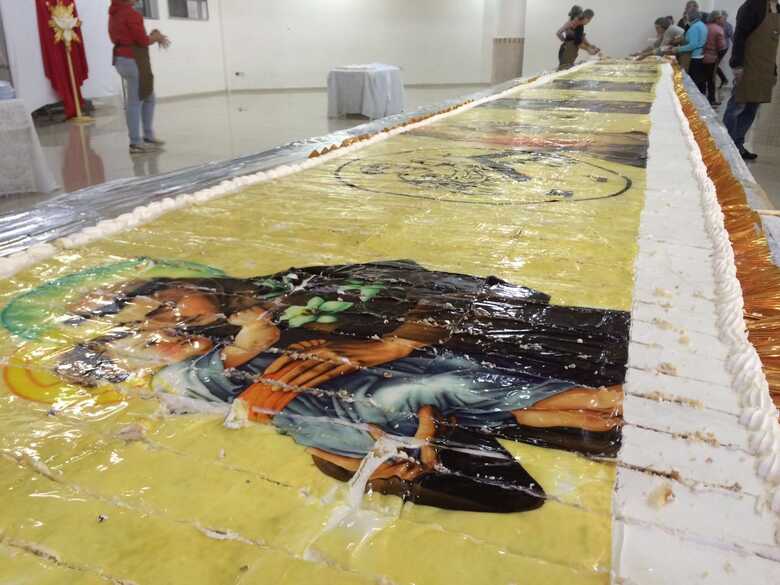 O bolo em homenagem ao santo pesa cerca de uma tonelada