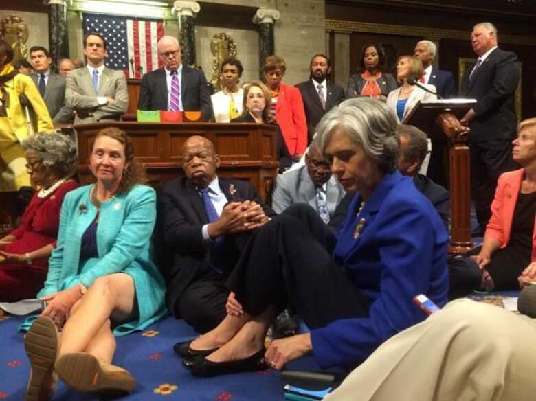 democratas sentam para protestar contra armas