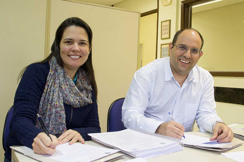 Os professores Marcelo Turine e Camila &Iacute;tavo