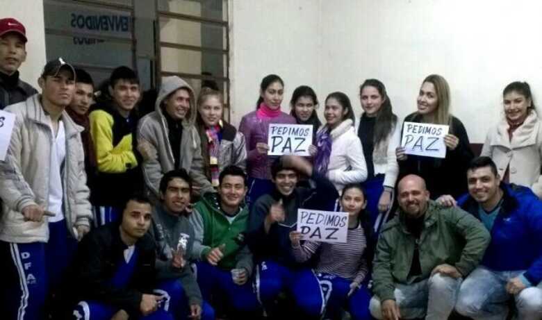 Grupo de jovens realizam ato pela paz
