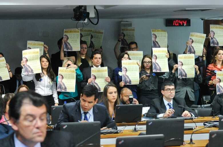 O pedido de vista coletiva foi encaminhado pela senadora Marta Suplicy (PMDB-SP)