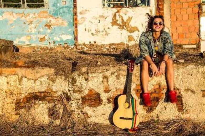 A jovem de 23 anos vai lançar seu primeiro CD