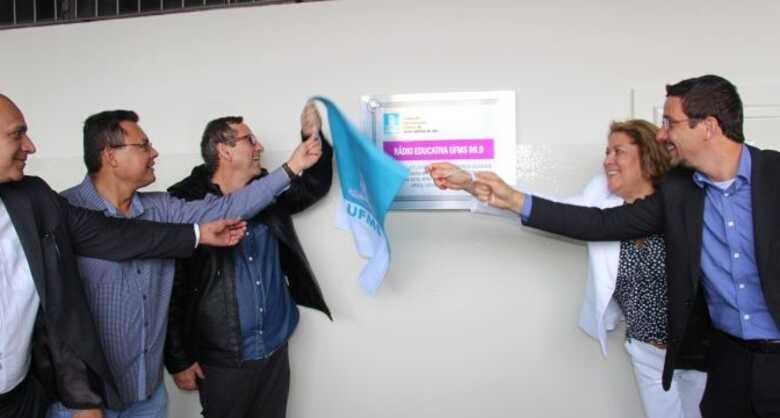 A solenidade reuniu v&aacute;rias autoridades, artistas, equipe da r&aacute;dio e convidados