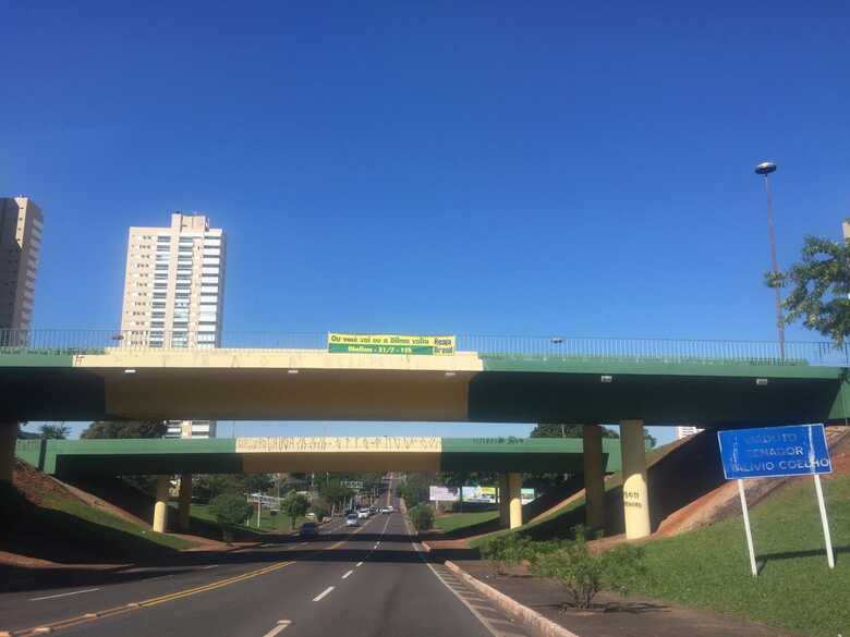 O grupo espalhou faixas por diversos pontos da capital