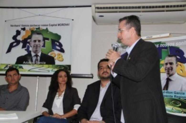 Candidato em reunião com o partido