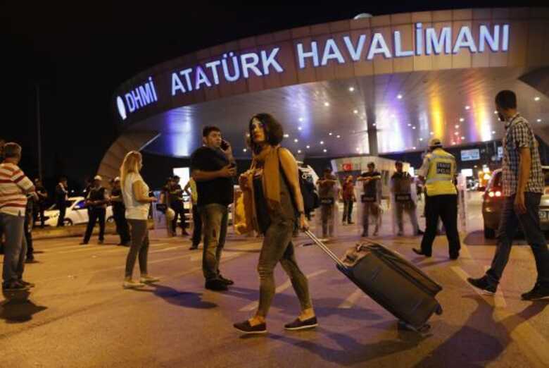 O aeroporto internacional Ataturk, na Turquia, foi alvo de um atentado suicida na terça-feira