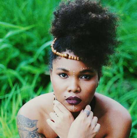 Professora decidiu assumir o cabelo natural após perder muitos fios com a química