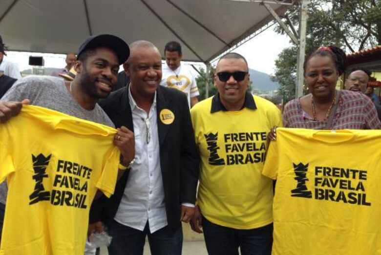 O ator Lázaro Ramos e os ativistas Celso Athayde, Preto Zezé e Eliana Custódio durante o lançamento do Frente Favela Brasil, no Morro da Providência