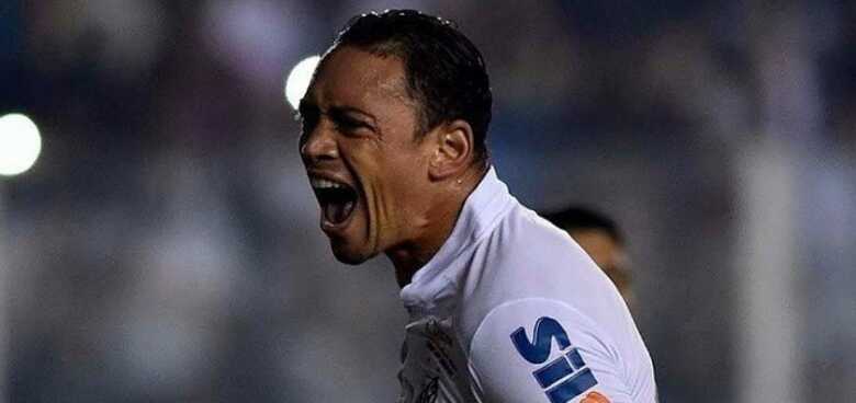 O atacante Ricardo Oliveira comemora um dos três gols que marcou no Gama