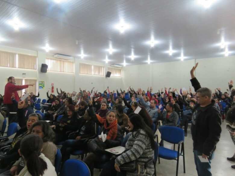 Professores da rede municipal de ensino reivindicam implantação do piso nacional de 20h