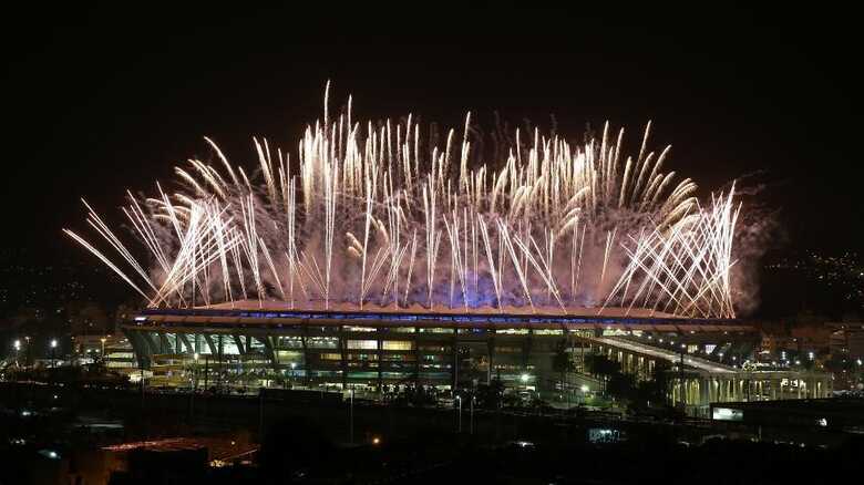 Fogos da cerim&ocirc;nia de abertura ol&iacute;mpica iluminam o c&eacute;u do Maracan&atilde;