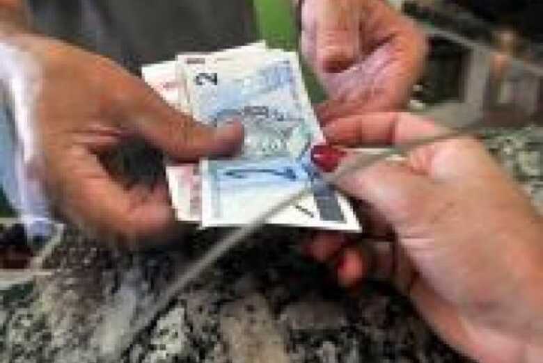 Pesquisa indica que o recuo no movimento em busca por crédito foi mais expressivo (-6,7%) na faixa de renda até R$ 500 mensais