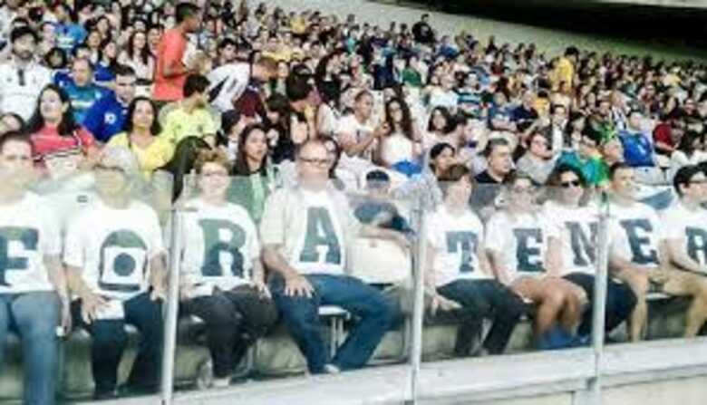 Expectadores realizaram protestos na torcida