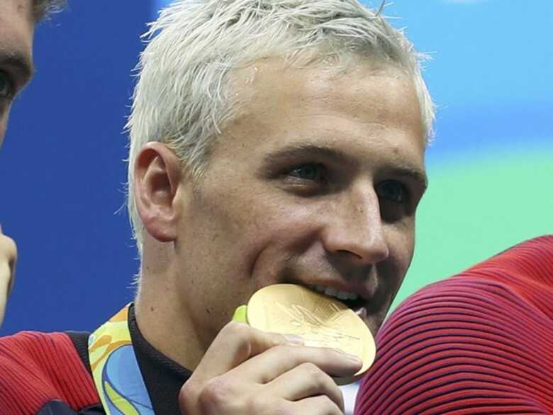 Nadador Ryan Lochte durante cerimônia de premiação