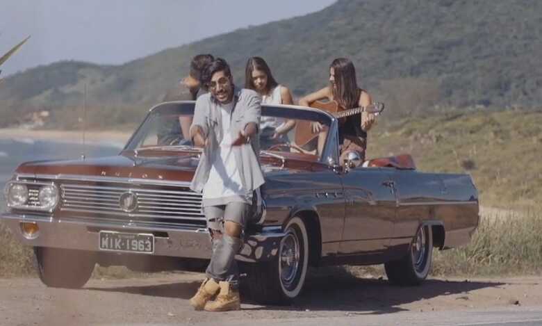 Lucas Romeiro em cena de clipe da música "Na Melhor"