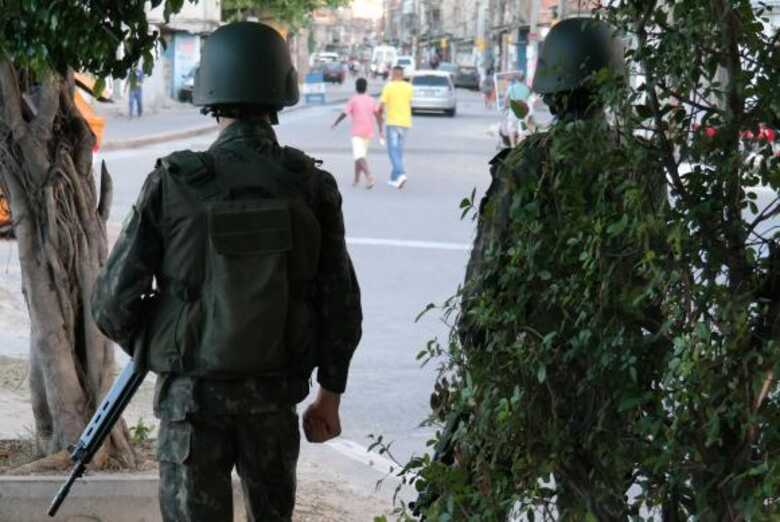Rio de Janeiro - Soldados do Exército mantêm o controle do acesso à comunidade Vila do João, no Complexo da Maré