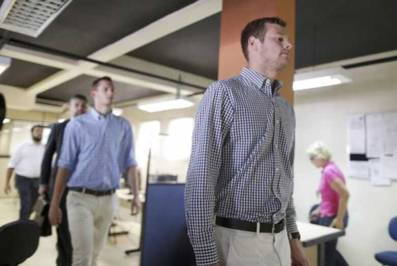 Nadadores americanos Jack Conger e Gunnar Bentz comparecem à delegacia depois de terem sido impedidos de embarcar em um voo para os Estados Unidos