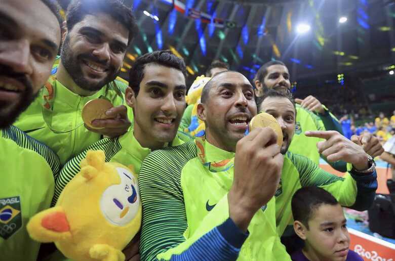 Seleção brasileira de vôlei comemora o ouro olímpico após vitória sobre a Itália no Maracanãzinho