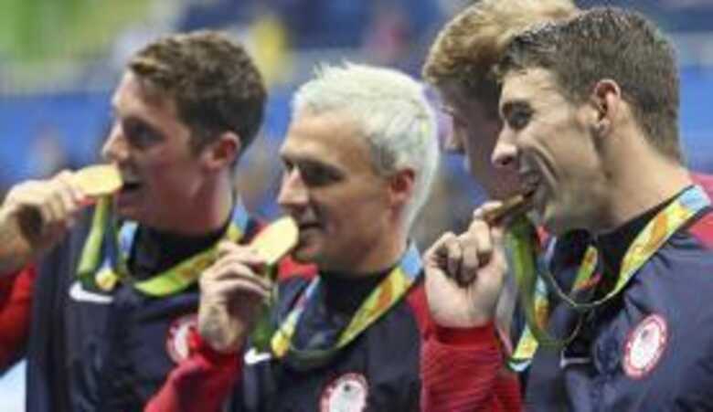 Equipe dos Estados Unidos vence revezamento 4x200 livre e Michael Phelps conquista segundo ouro na Rio 2016