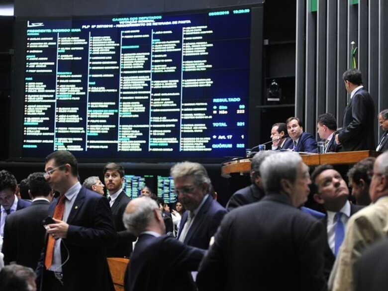 Deputados votam a aprovação do projeto da renegociação de dívidas dos estados com a Uniãoos