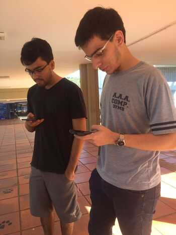 Estudantes da UFMS entraram na "onda" e caçam pokemons no Corredor Central