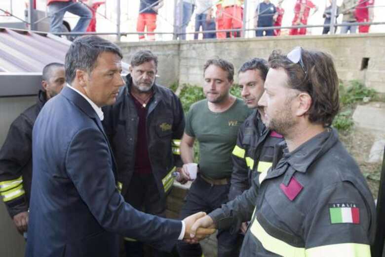 Primeiro-ministro com alguns dos bombeiros e volunt&aacute;rios que trabalham na busca