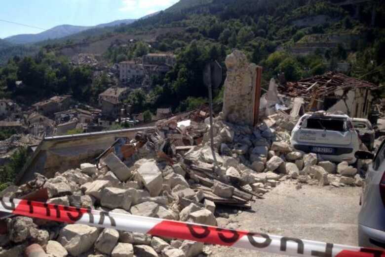 Vista dos destro&ccedil;os provocados pelo terremoto de magnitude 6,2 graus na escala Richter, em Pescara del Tronto, regi&atilde;o central da It&aacute;lia