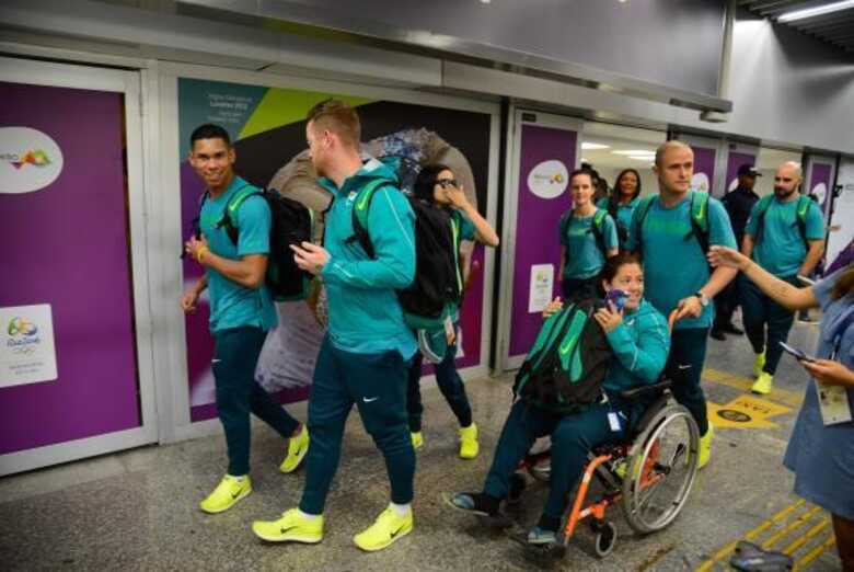 Atletas brasileiros paralímpicos desembarcam no Aeroporto Internacional Tom Jobim/RioGaleão
