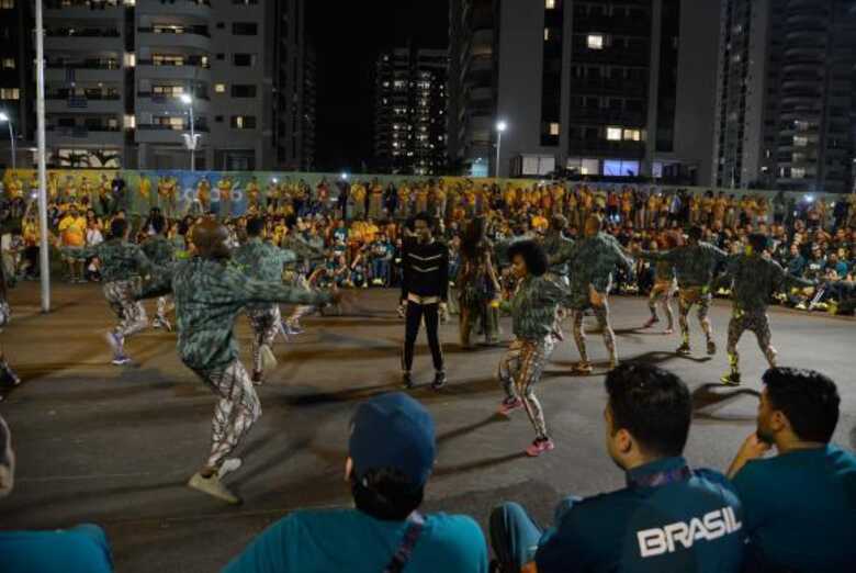 Atletas paral&iacute;mpicos brasileiros foram recepcionados na Vila Paral&iacute;mpica com um espet&aacute;culo de dan&ccedil;a e m&uacute;sica