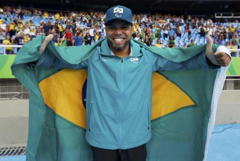 Claudiney dos Santos conquista ouro no lançamento de disco da classe F56