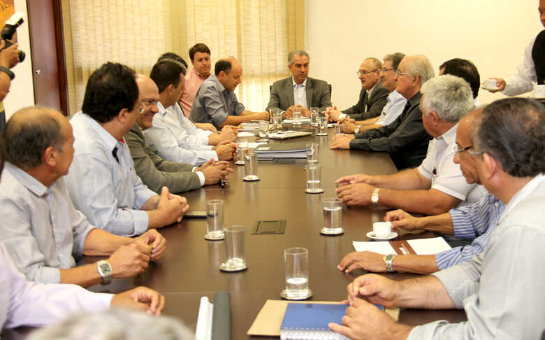 Governador Reinaldo Azambuja recebeu organizadores da Festa das Na&ccedil;&otilde;es