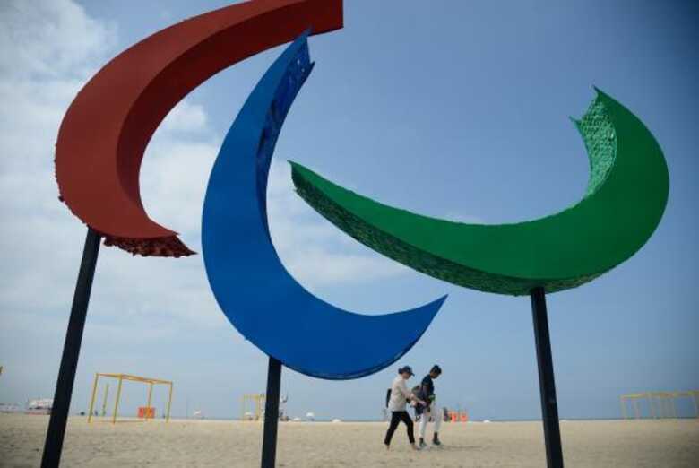Rio de Janeiro - Escultura dos Agitos, s&iacute;mbolo dos Jogos Paral&iacute;mpicos, na Praia de Copacabana