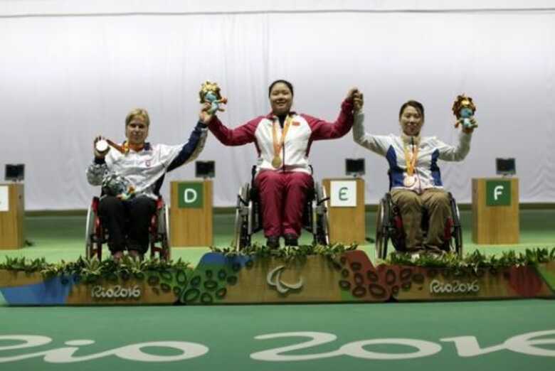Veronika Vadovicova, da Eslováquia, Zhang Cuiping, da China, e Lee Yunri, da Coreia